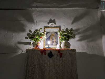Superiamo una recente icona religiosa raffigurante la Madonna con bambino...